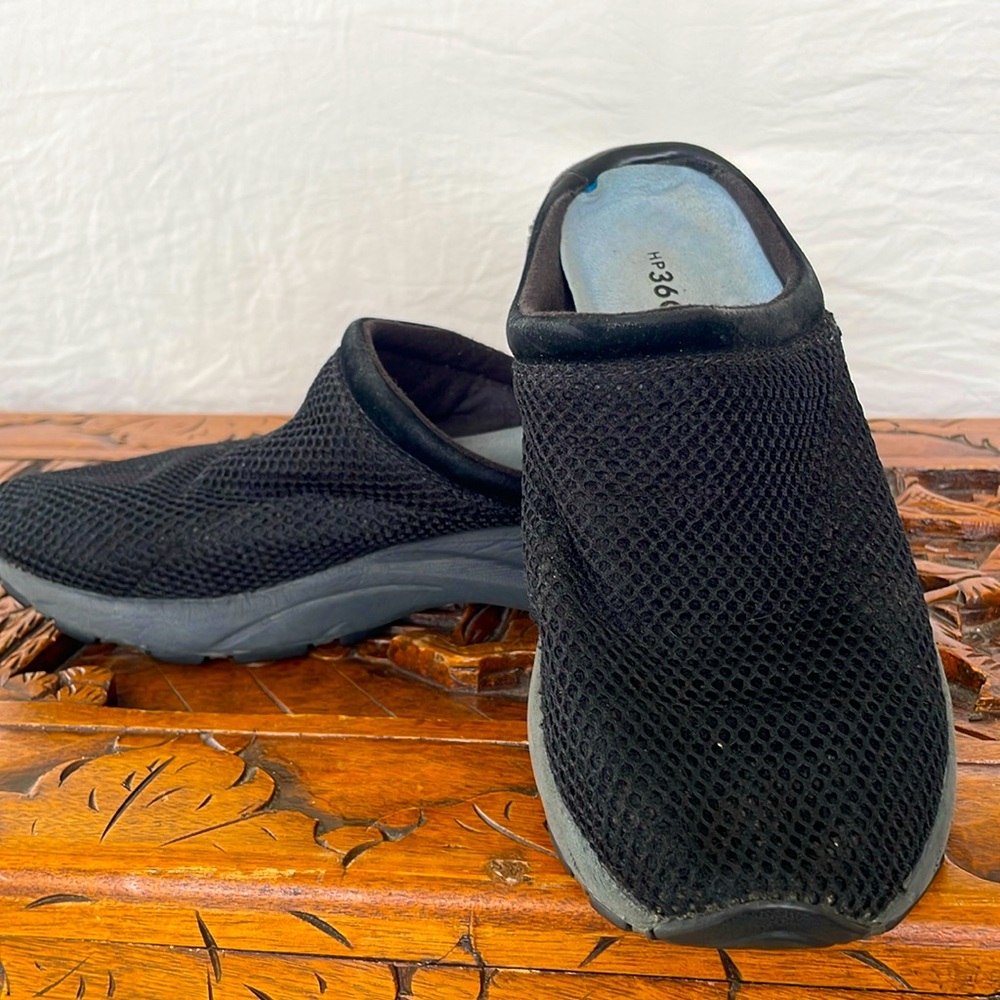 HUSH PUPPIES BLACK CLOGS